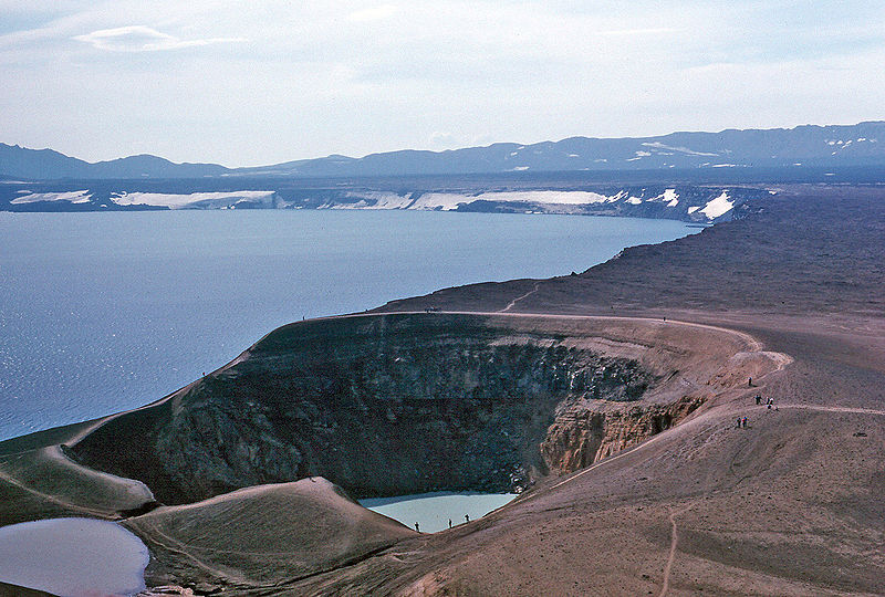 Le lac Öskjuvatn et le cratère Viti